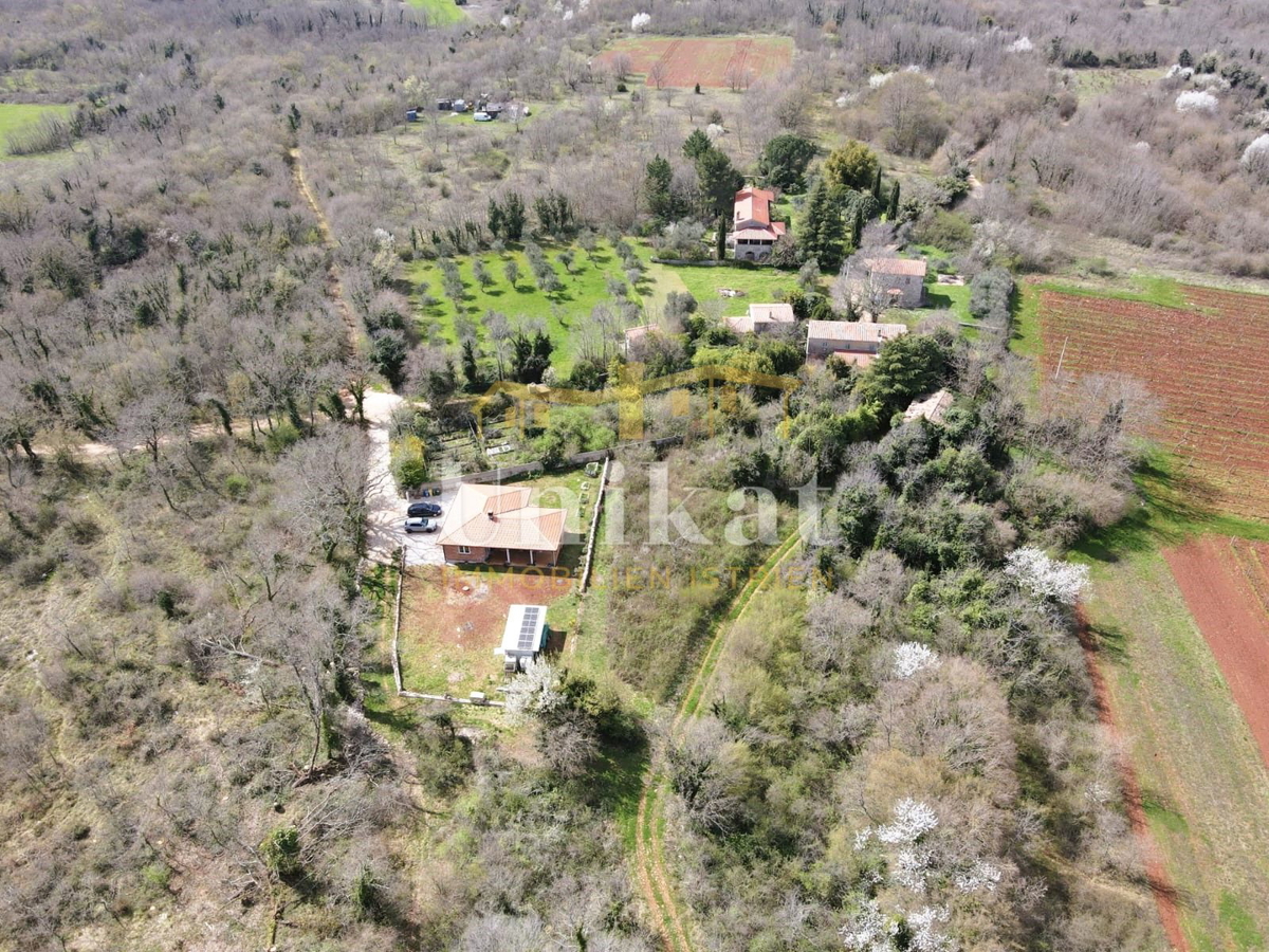 Casa al piano terra senza vicini a 10 km da Poreč - grande giardino